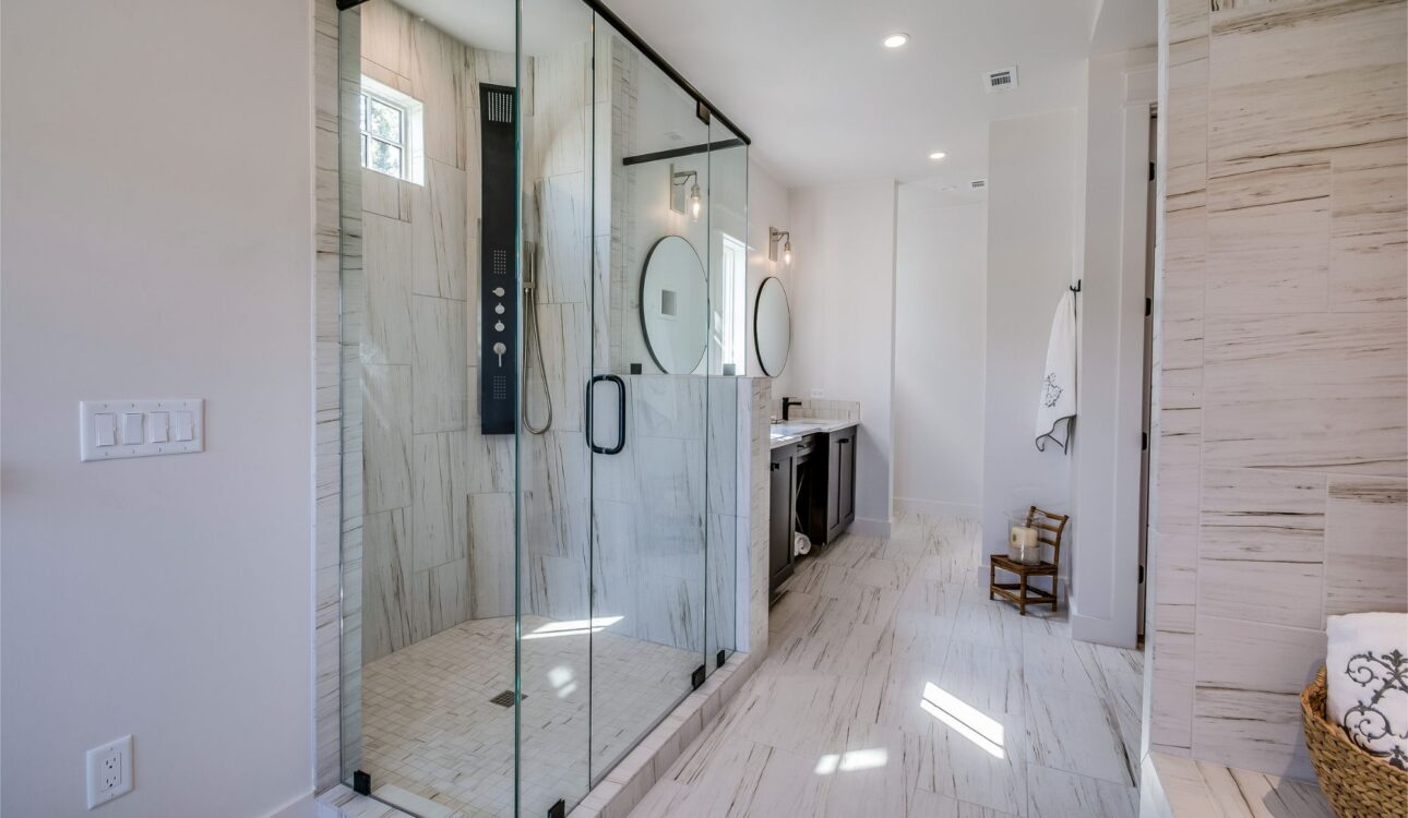 Shower Screen System for Tight Space - Case Study on PanoGlide™ & SmartSwivel™